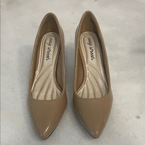New Easy Street Tan Patent Pointed Toe Heels Comfort Cushion Size 7